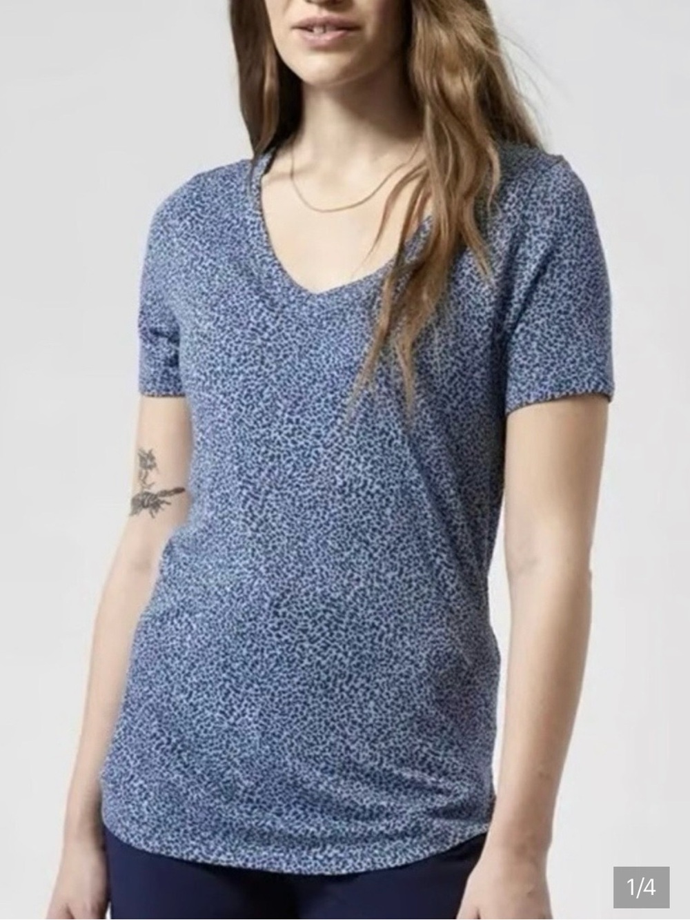 Athleta Navy & Light Blue V-Neck Short Sleeve Animal Print Tee Size Small NWT
